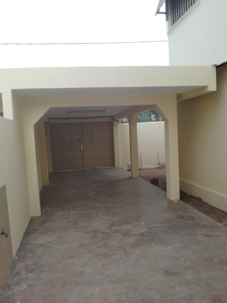 VILLA R+1 EN ANGLE DE RUE À VENDRE À HEDZRANAWOÉ – 4 CHAMBRES, 2 SALONS – 90 MILLIONS