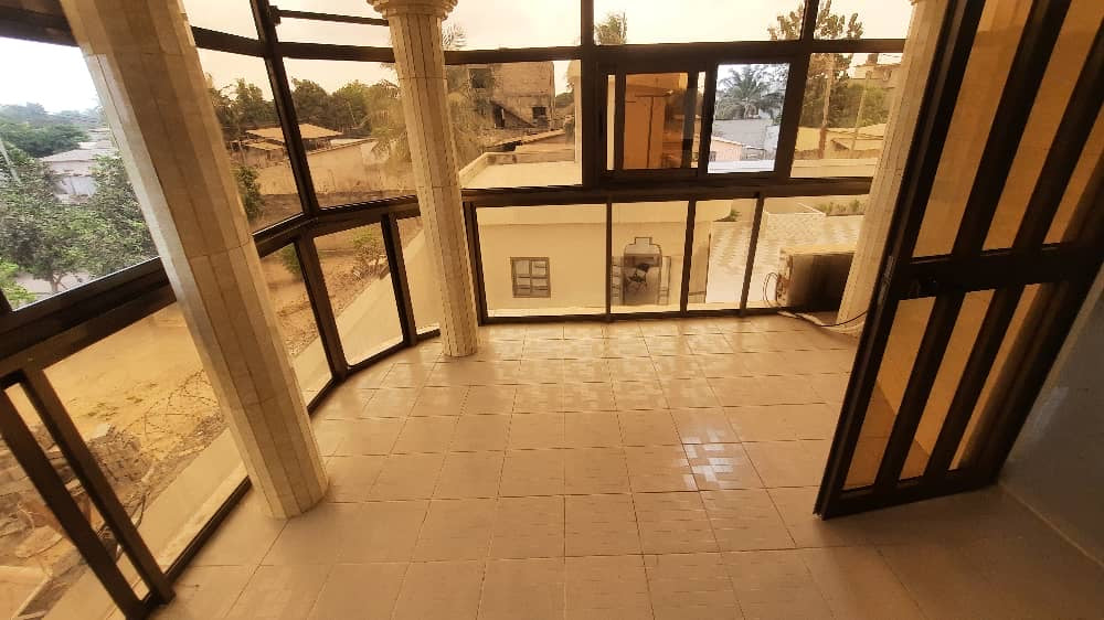 LOCATION LUXUEUSE VILLA À LOUER À ADIDOGOMÉ AMÉNOPÉ (13 CHAMBRES)