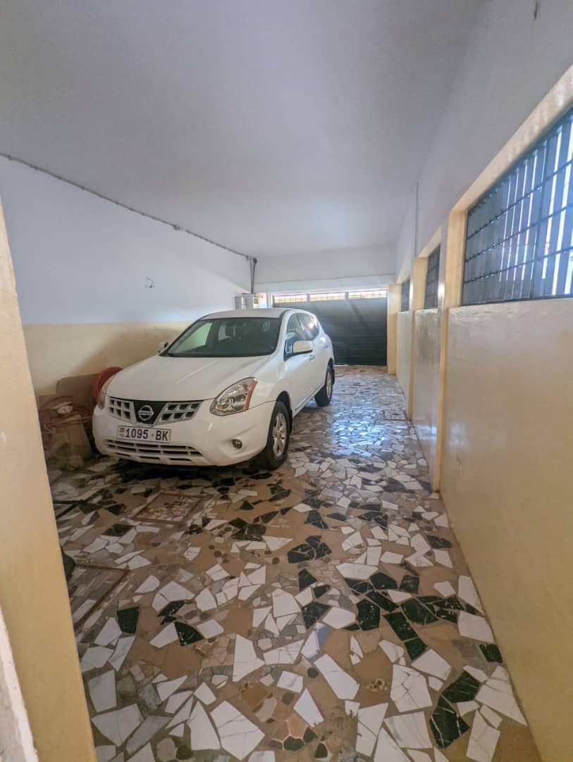 À LOUER – APPARTEMENT MEUBLÉ DE 4 PIÈCES AVEC GARAGE PRIVÉ À ADIDOGOMÉ