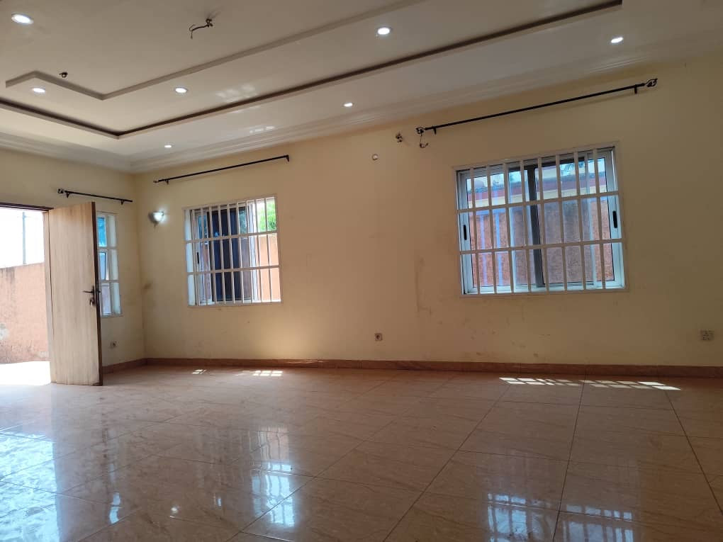 VILLA 5 PIÈCES + 6 BOUTIQUES À VENDRE/LOUER À HEDZRANAWOÉ – 1 LOT – ANGLE DE RUE
