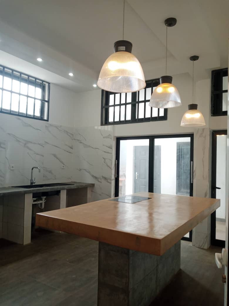 VILLA DE 11 PIÈCES À LOUER À ADIDOGOMÉ – IDÉALE POUR HABITATION OU SIÈGE D’ENTREPRISE