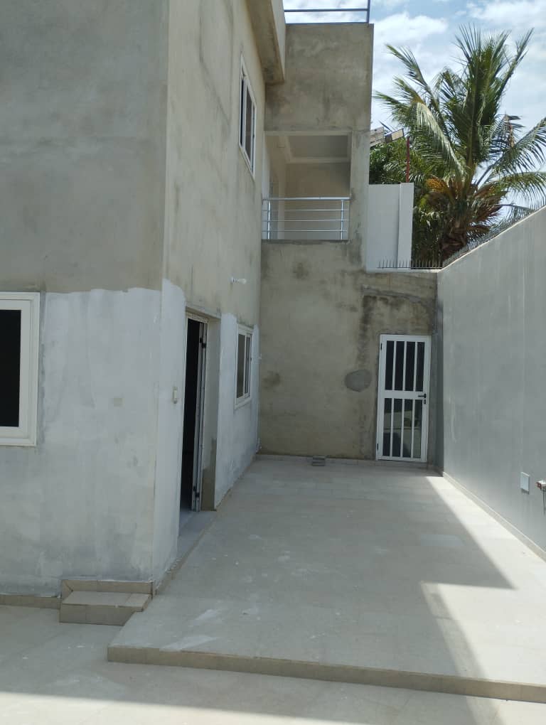 À VENDRE : VILLA DUPLEX DE 5 PIÈCES SUR 300 m² À AGBATA (CÔTÉ NON PLAGE)