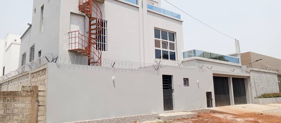 VILLA 7 PIÈCES À VENDRE À AVENOU – 300 m² – TITRE FONCIER