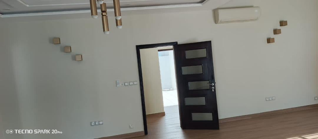 VILLA 10 PIÈCES À VENDRE À LOMÉ - BAGUIDA CÔTÉ PLAGE À 50M DU GOUDRON – 300 MILLIONS