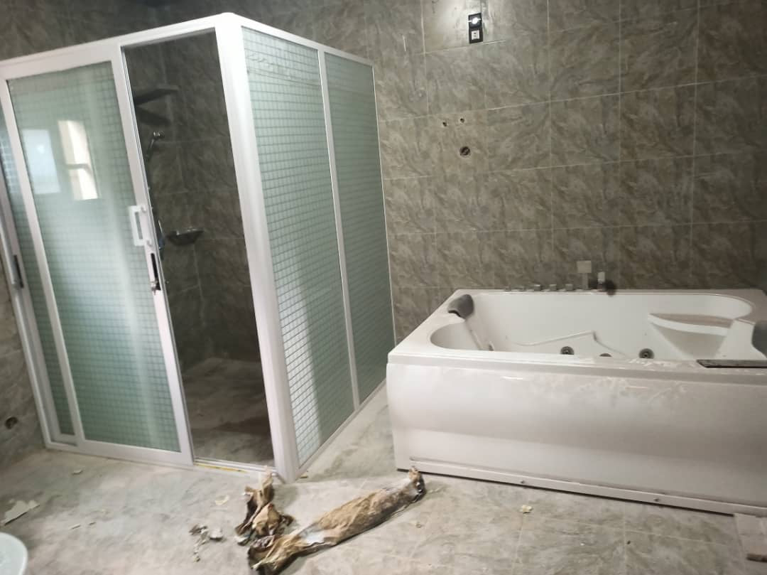 VILLA 8 PIÈCES + PISCINE À VENDRE À ADIDOGOMÉ SAGBADO – 2 LOTS | TITRE FONCIER
