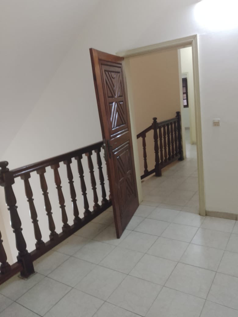 VILLA R+1 EN ANGLE DE RUE À VENDRE À HEDZRANAWOÉ – 4 CHAMBRES, 2 SALONS – 90 MILLIONS