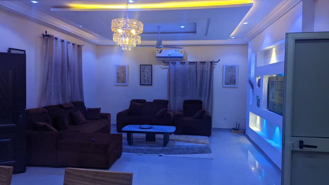 À LOUER – APPARTEMENT MEUBLÉ DE 4 PIÈCES AVEC GARAGE PRIVÉ À ADIDOGOMÉ
