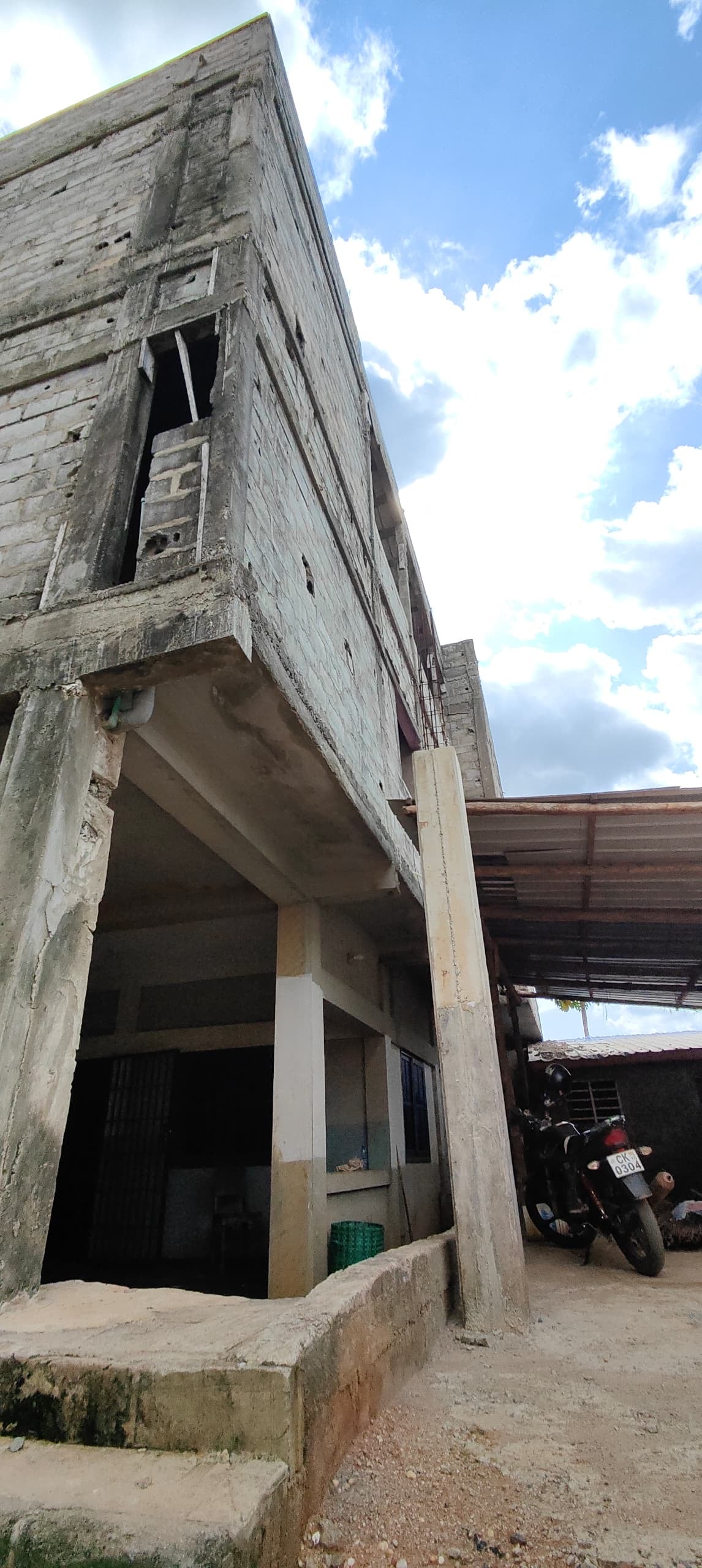 UN IMMEUBLE ET ENTREPÔT À VENDRE À AGOÈ VAKPOSSITO – CAMP GP