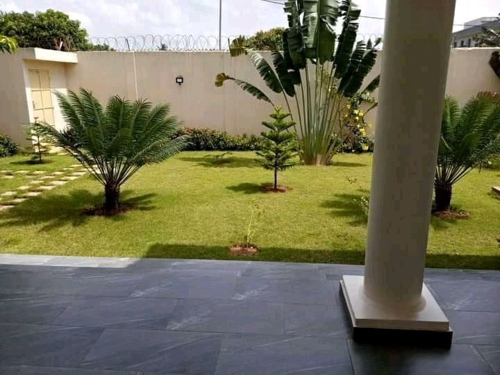 VILLA 6 PIÈCES À VENDRE À AGOÈ SOGBOSSITO – 1KM DU GOUDRON