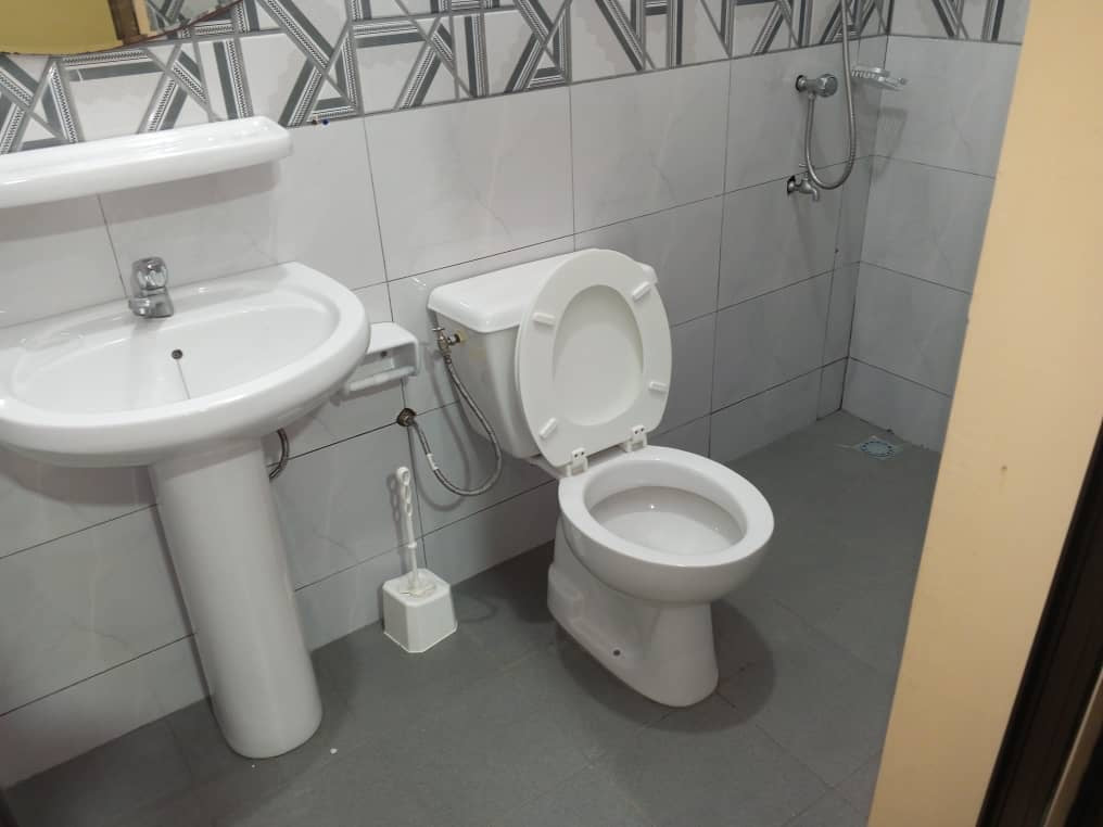 À LOUER – VILLA MEUBLÉE 4 PIÈCES (3 CHAMBRES, 1 SALON) À ADIDOGOMÉ MOKPOKPO