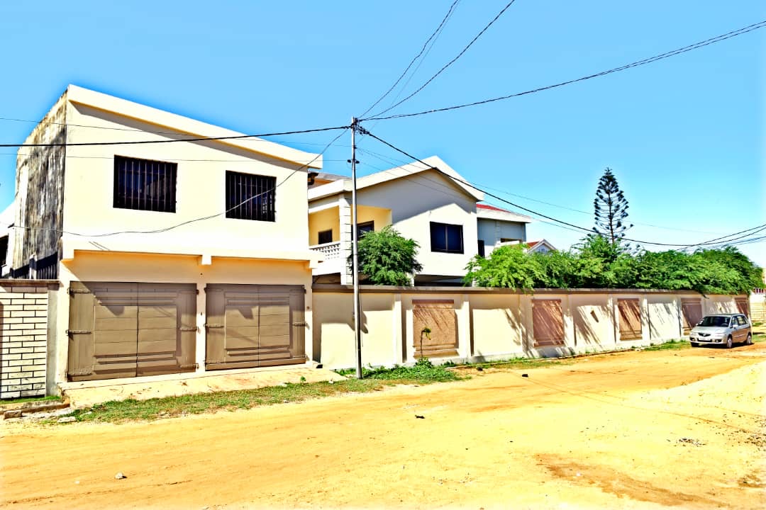 À VENDRE – Villa 14 pièces en angle de rue à Kpogan | 900 m² en bordure du goudron | 200 millions FCFA