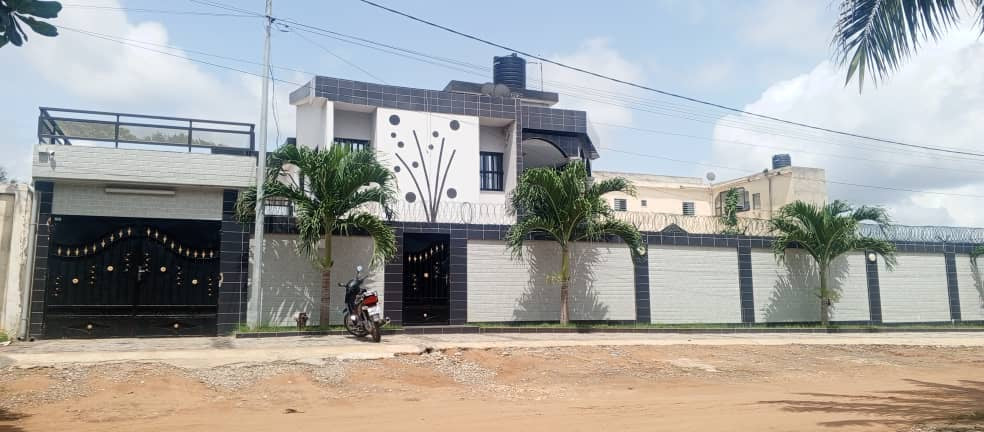 LOCATION VILLA DUPLEX MEUBLÉE À AVENOU (5 CHAMBRES, PISCINE)