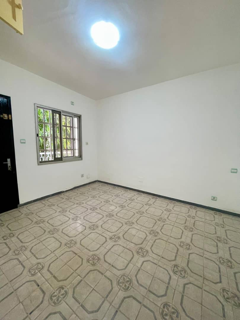 À VENDRE / À LOUER – Villa 10 pièces sur 500 m² à Nukafu Cerfer | 4 chambres, dépendance, jardin | Vente : 120M FCFA | Location : 600.000 FCFA/mois