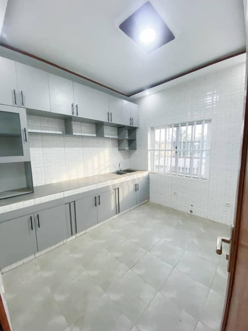 VILLA DUPLEX À VENDRE À AGOÈ – 6 CHAMBRES, 2 SALONS – 55 MILLIONS (FRAIS INCLUS)