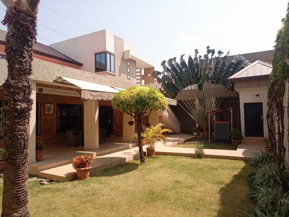 VILLA R+1 DE 11 PIÈCES À VENDRE À AGBALÉPÉDO GTA – 644M²