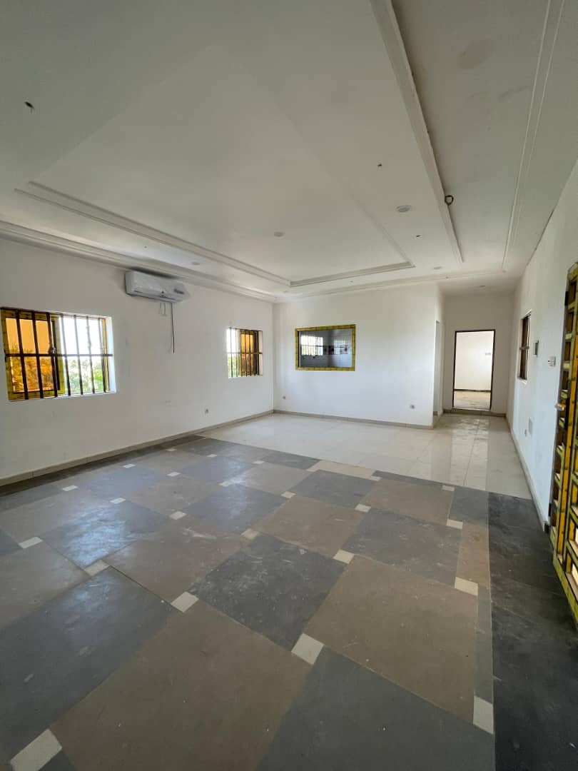 UN GRAND IMMEUBLE COMMERCIAL À VENDRE À ADIDOGOMÉ AWATAMÉ - 23 PIÈCES