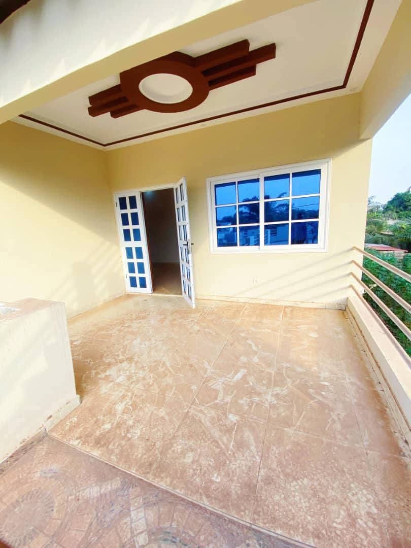 VILLA DUPLEX À VENDRE À AGOÈ – 6 CHAMBRES, 2 SALONS – 55 MILLIONS (FRAIS INCLUS)