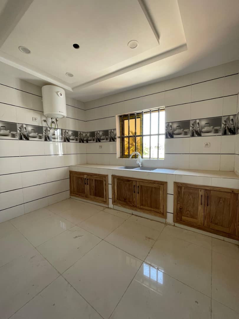 UN GRAND IMMEUBLE COMMERCIAL À VENDRE À ADIDOGOMÉ AWATAMÉ - 23 PIÈCES