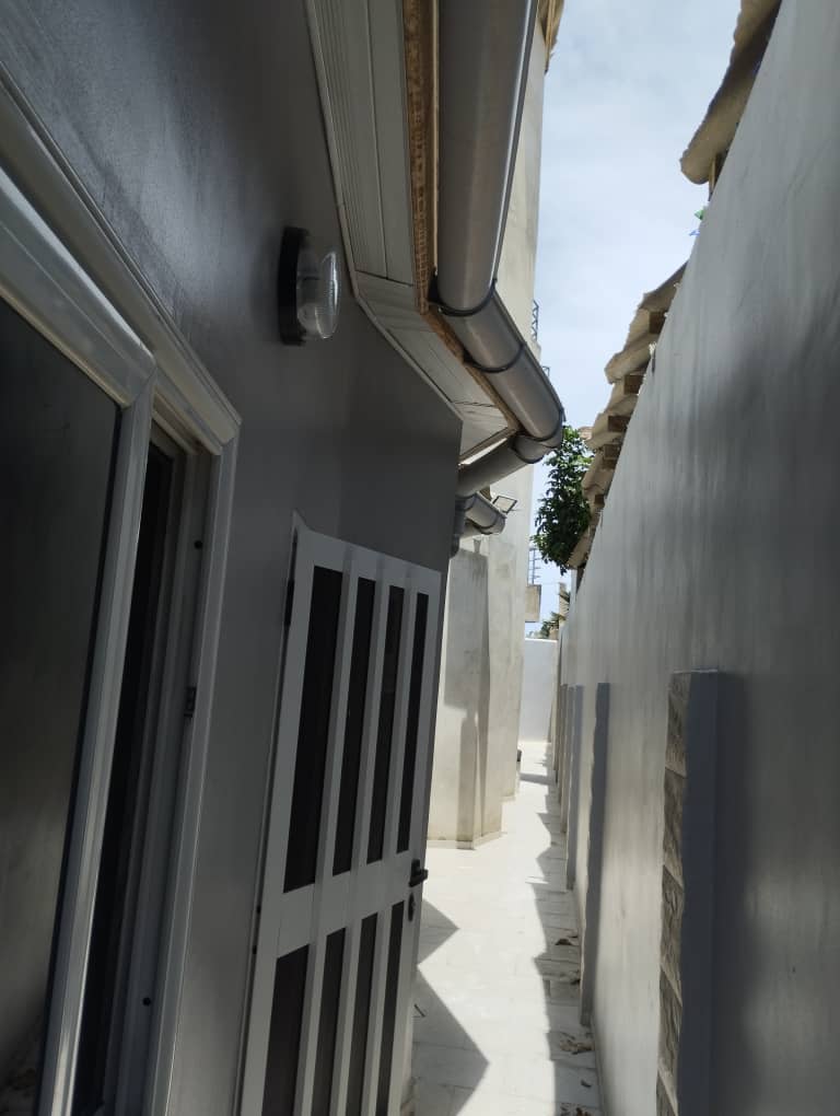 À VENDRE : VILLA DUPLEX DE 5 PIÈCES SUR 300 m² À AGBATA (CÔTÉ NON PLAGE)