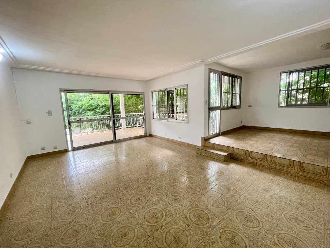 À VENDRE / À LOUER – Villa 10 pièces sur 500 m² à Nukafu Cerfer | 4 chambres, dépendance, jardin | Vente : 120M FCFA | Location : 600.000 FCFA/mois