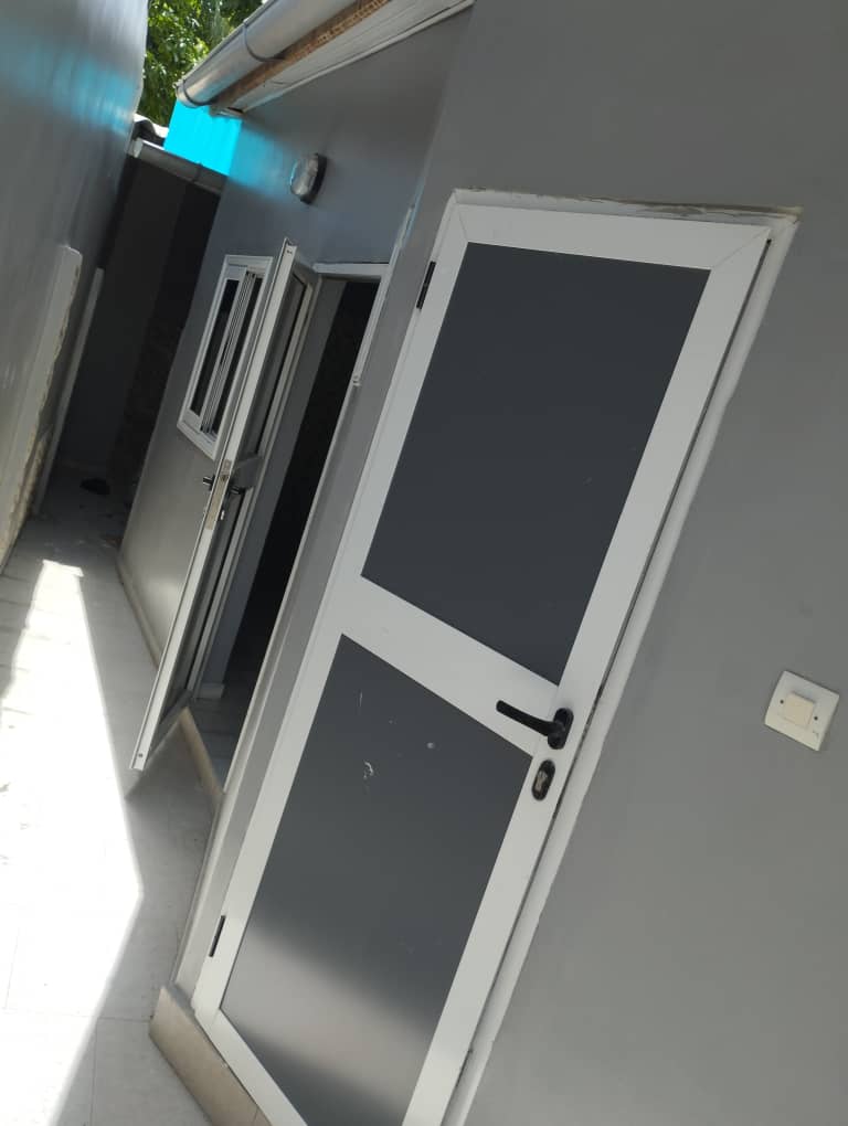À VENDRE : VILLA DUPLEX DE 5 PIÈCES SUR 300 m² À AGBATA (CÔTÉ NON PLAGE)