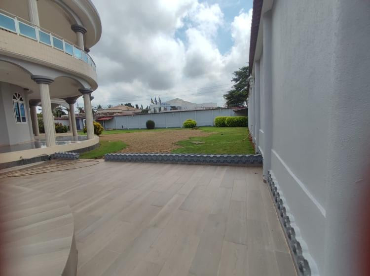 VILLA À VENDRE À LA CITÉ OUA – 10 PIÈCES – 2250m²