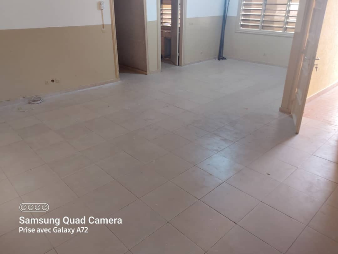 VILLA 4 PIÈCES À VENDRE À AGOÈ ASSIYEYE – DEMI LOT | TITRE FONCIER