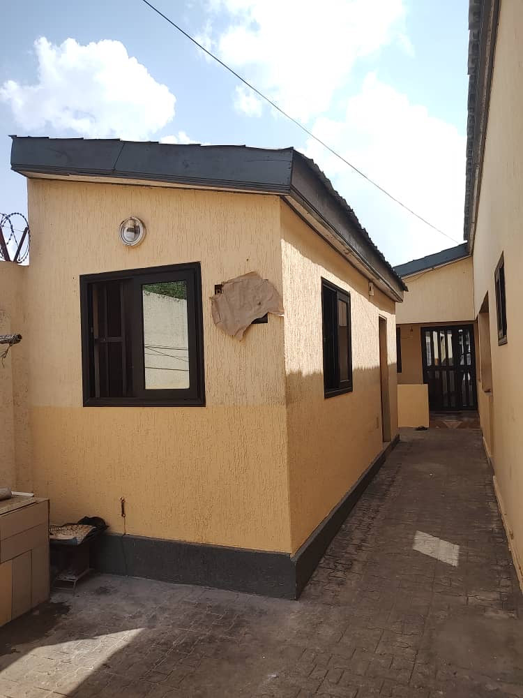 VILLA 7 PIÈCES À VENDRE À ZANGUÉRA – DERRIÈRE LA MADONE – 1/2 LOT