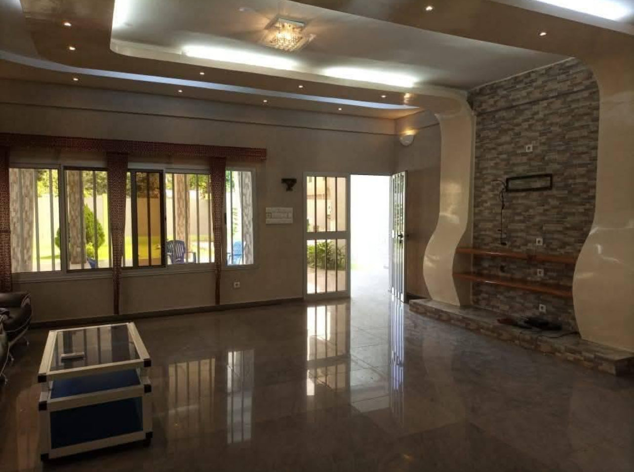 À LOUER – VILLA DUPLEX 6 PIÈCES (4 CHAMBRES, 2 SALONS) AVEC JARDIN À AGOÈ MINAMADOU