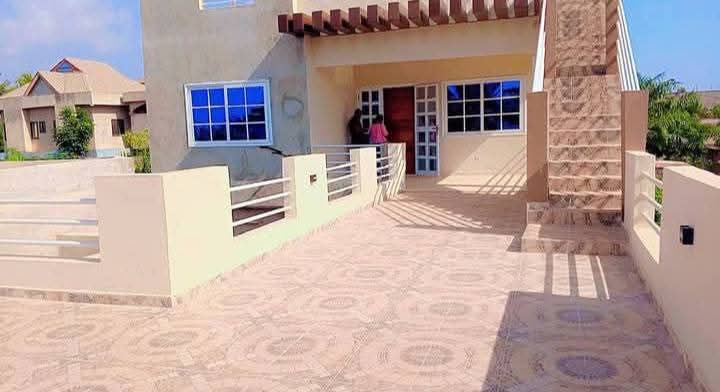 VILLA DUPLEX À VENDRE À AGOÈ – 6 CHAMBRES, 2 SALONS – 55 MILLIONS (FRAIS INCLUS)