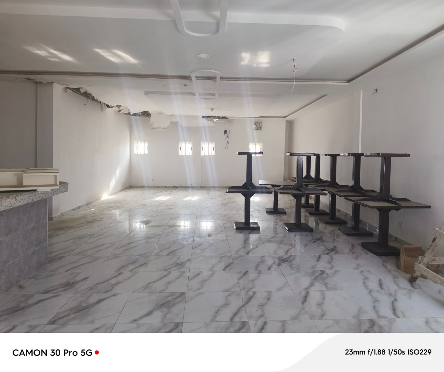 À VENDRE UN RESTAURANT TOUT EN BAIES VITRÉES BÂTI SUR UN LOT EN ANGLE DE RUE À 50M DU GOUDRON AVEC VUE SUR LA MER À BAGUIDA - 3 NIVEAUX, 6 TOILETTES, 2 BARS