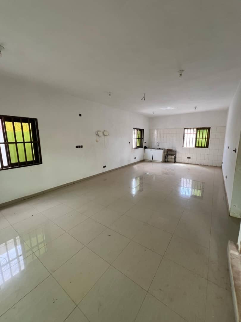 UNE VILLA À VENDRE À ZANGUÉRA KLIKAMÉ – 3 PIÈCES + 2 SALONS
