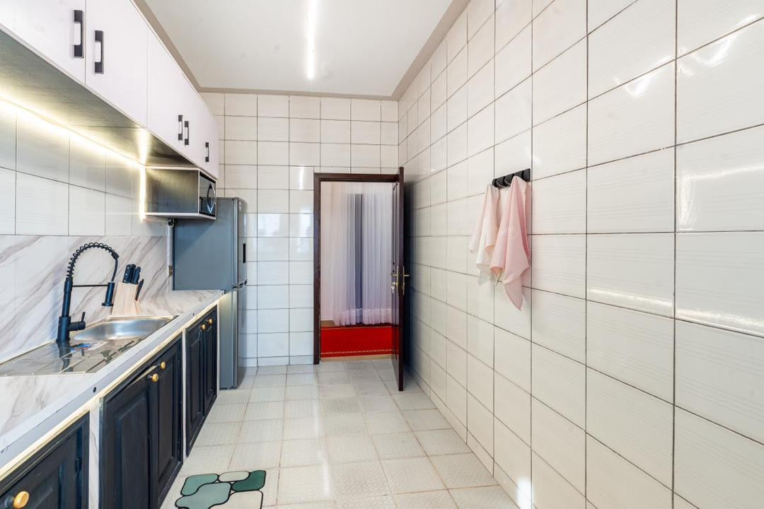 À LOUER – Appartement meublé 2 pièces à Baguida, au bord de la Nationale N°2 | Wi-Fi, Canal+, sécurité | 400.000 FCFA/mois