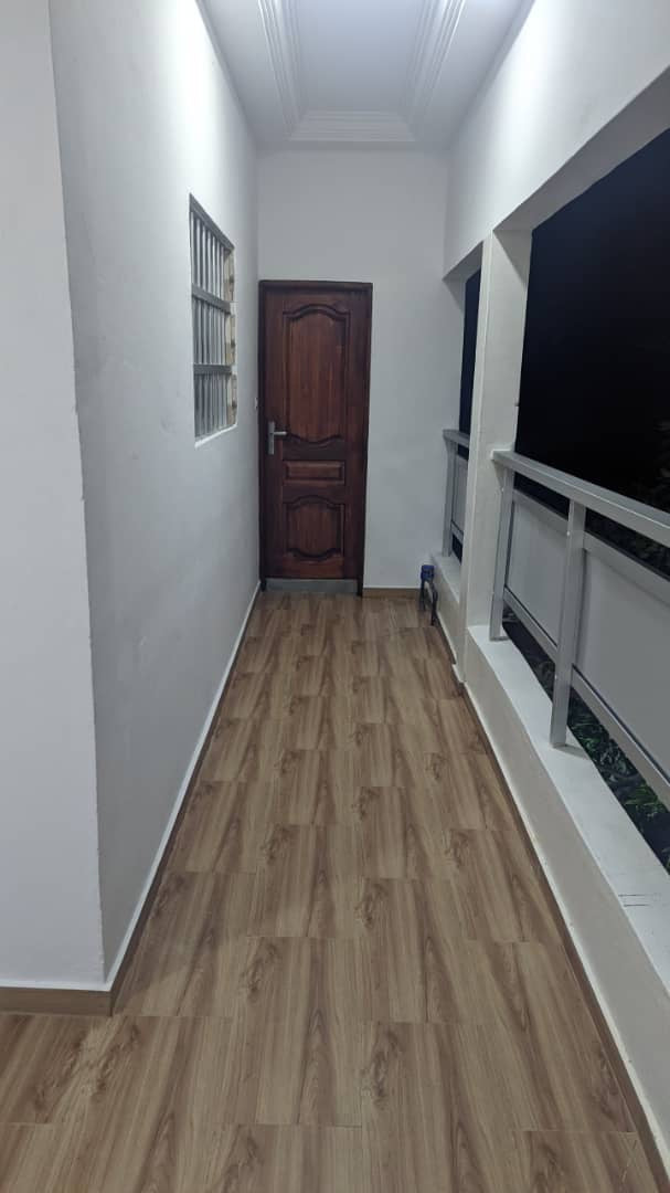 À LOUER – APPARTEMENT MEUBLÉ DE 4 PIÈCES AVEC GARAGE PRIVÉ À ADIDOGOMÉ