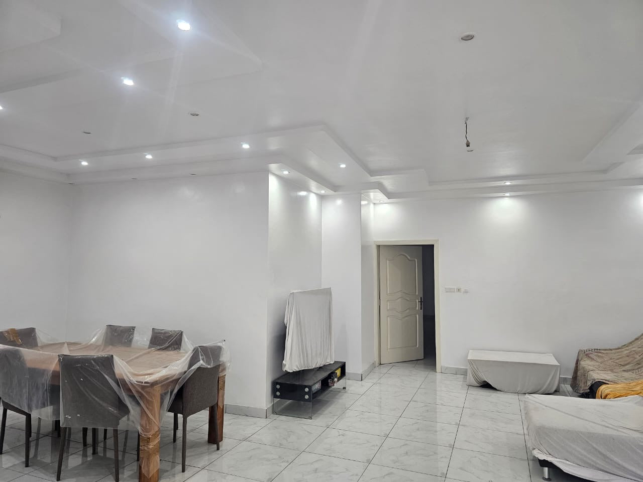 À LOUER – MAISON TRIPLEX DE 10 PIÈCES À NYÉKONAKPOÉ, BORD DU GOUDRON
Prix : 1.000.000 FCFA / mois