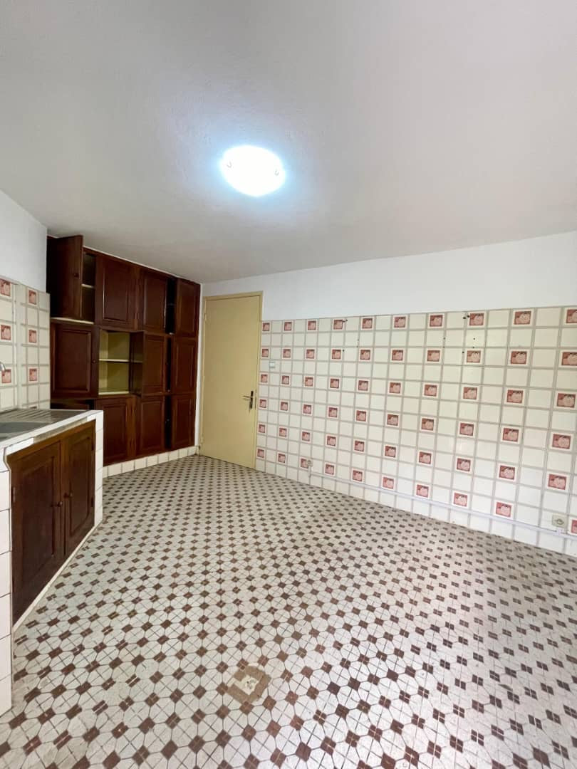 À VENDRE / À LOUER – Villa 10 pièces sur 500 m² à Nukafu Cerfer | 4 chambres, dépendance, jardin | Vente : 120M FCFA | Location : 600.000 FCFA/mois