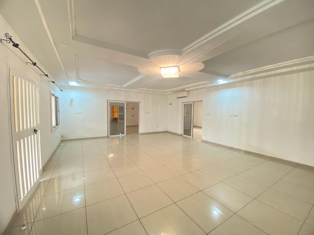 UNE VILLA À LOUER DANS LA CITÉ OUA (5 CHAMBRES, 3 DÉPENDANCES, PISCINE)