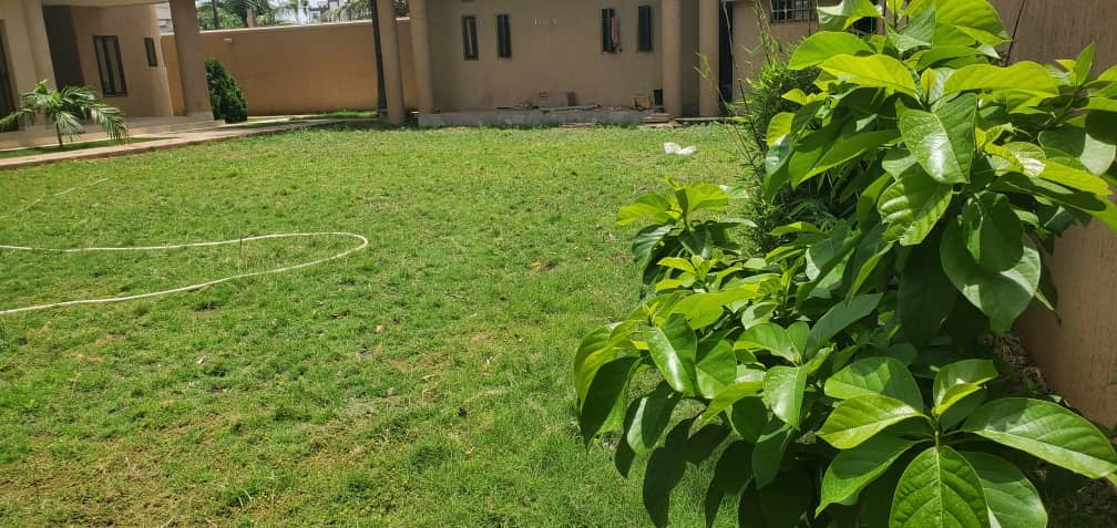 VILLA 9 PIÈCES À VENDRE À NYÉKONAKPOÈ – 900 m² | TITRE FONCIER