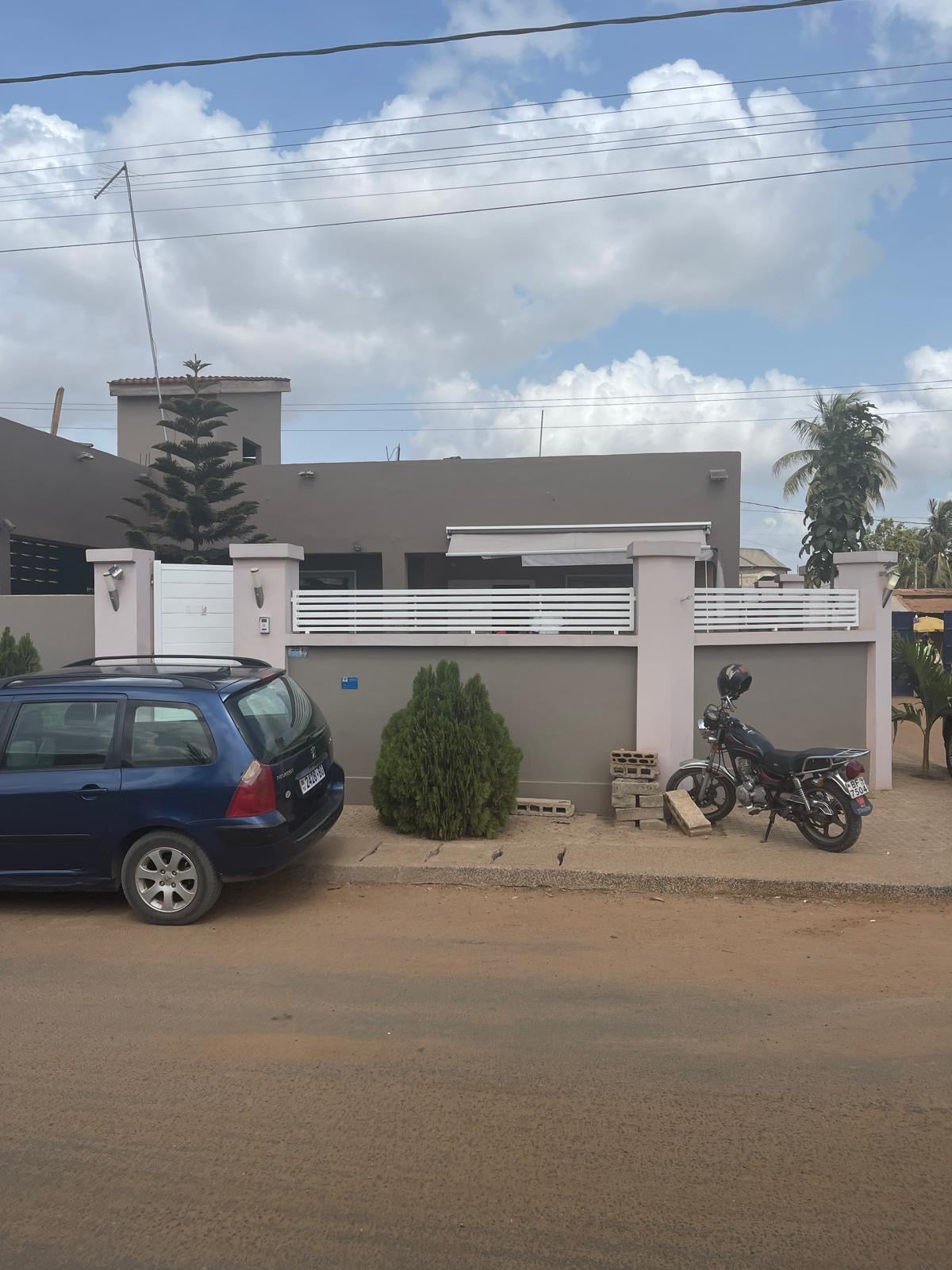 VILLA DE 2 CHAMBRES À VENDRE À LA CITÉ MOKPOKPO, ADIDOGOMÉ – DEMI LOT ANGLE RUE