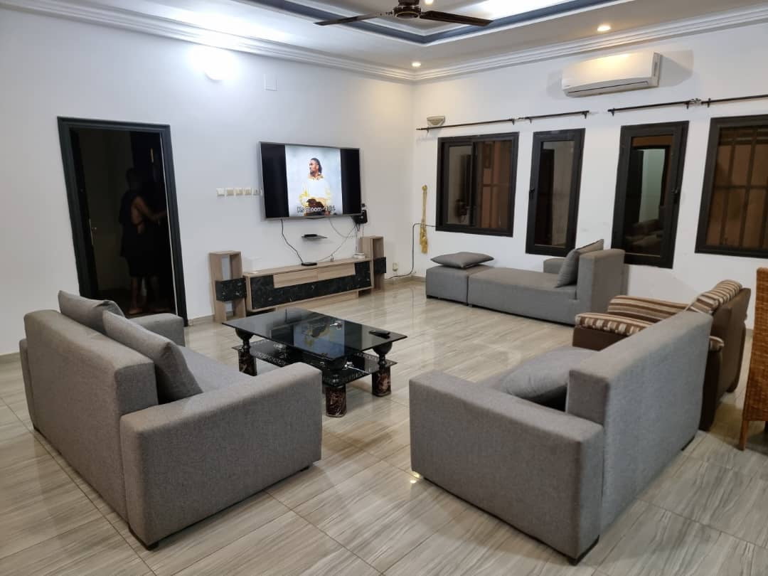 À LOUER – VILLA MEUBLÉE DUPLEX AVEC PISCINE – 6 CHAMBRES, 2 SALONS, 2 CUISINES – AGOÈ RÉSERVE – 1.300.000 F CFA/MOIS