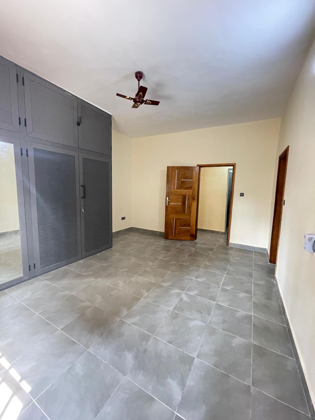 KPOGAN – VILLA 6 CHAMBRES À LOUER À 400 000 FCFA/MOIS