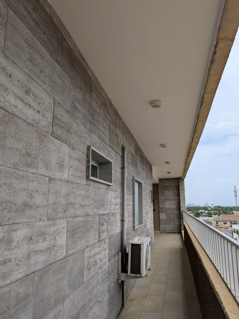 À VENDRE – IMMEUBLE R+2 À LOMÉ - NYÉKONAKPOÈ, À 50 M DU GOUDRON