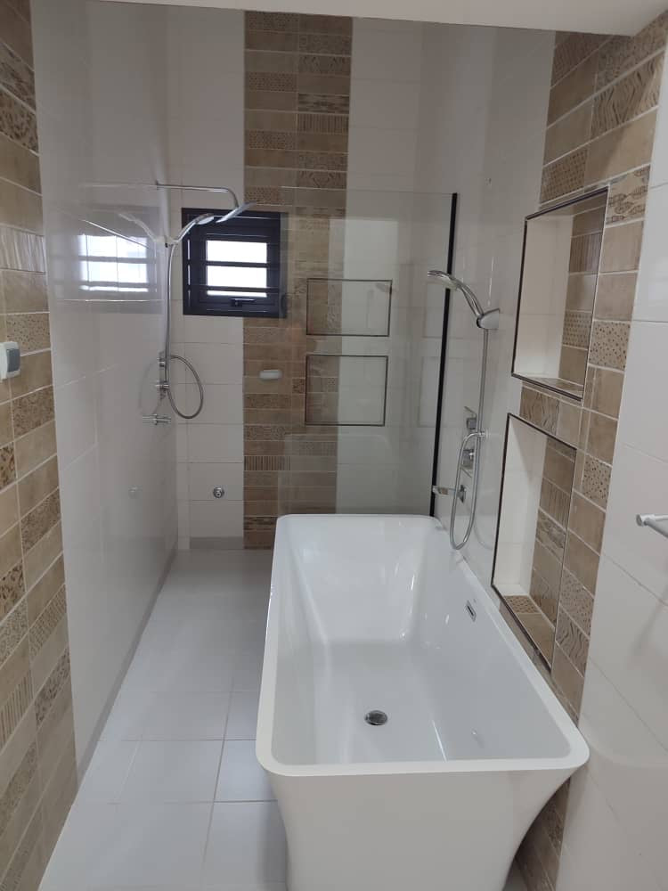 À LOUER – VILLA MEUBLÉE DE 6 PIÈCES AVEC PISCINE À LA RÉSIDENCE DU BÉNIN (CAISSE)