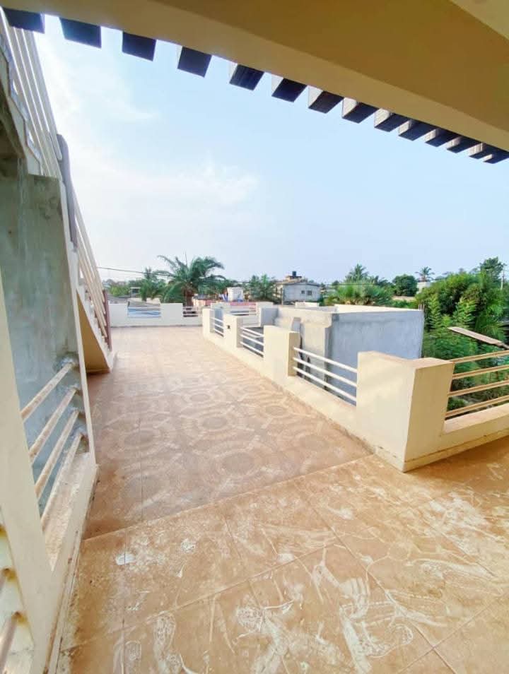 VILLA DUPLEX À VENDRE À AGOÈ – 6 CHAMBRES, 2 SALONS – 55 MILLIONS (FRAIS INCLUS)