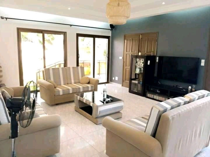 VILLA 6 PIÈCES À VENDRE À AGOÈ SOGBOSSITO – 1KM DU GOUDRON