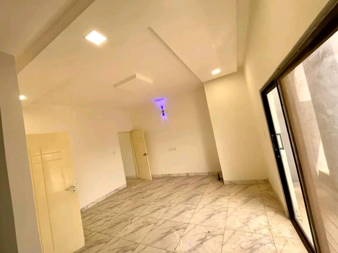 VILLA DUPLEX À LOUER À HÉDZRANAWOÉ AÉROPORT (4 CHAMBRES, 1 GARAGE)