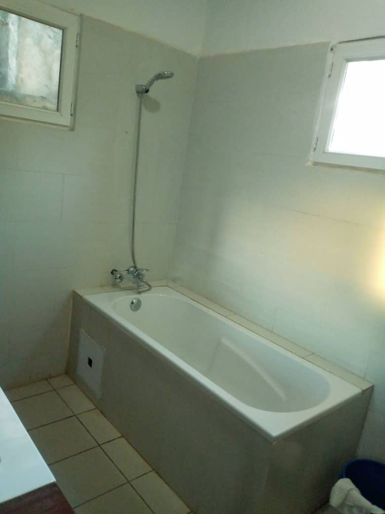 VILLA 7 PIÈCES AVEC PISCINE À VENDRE À AGOÈ CARREFOUR BLEU – 600 m²