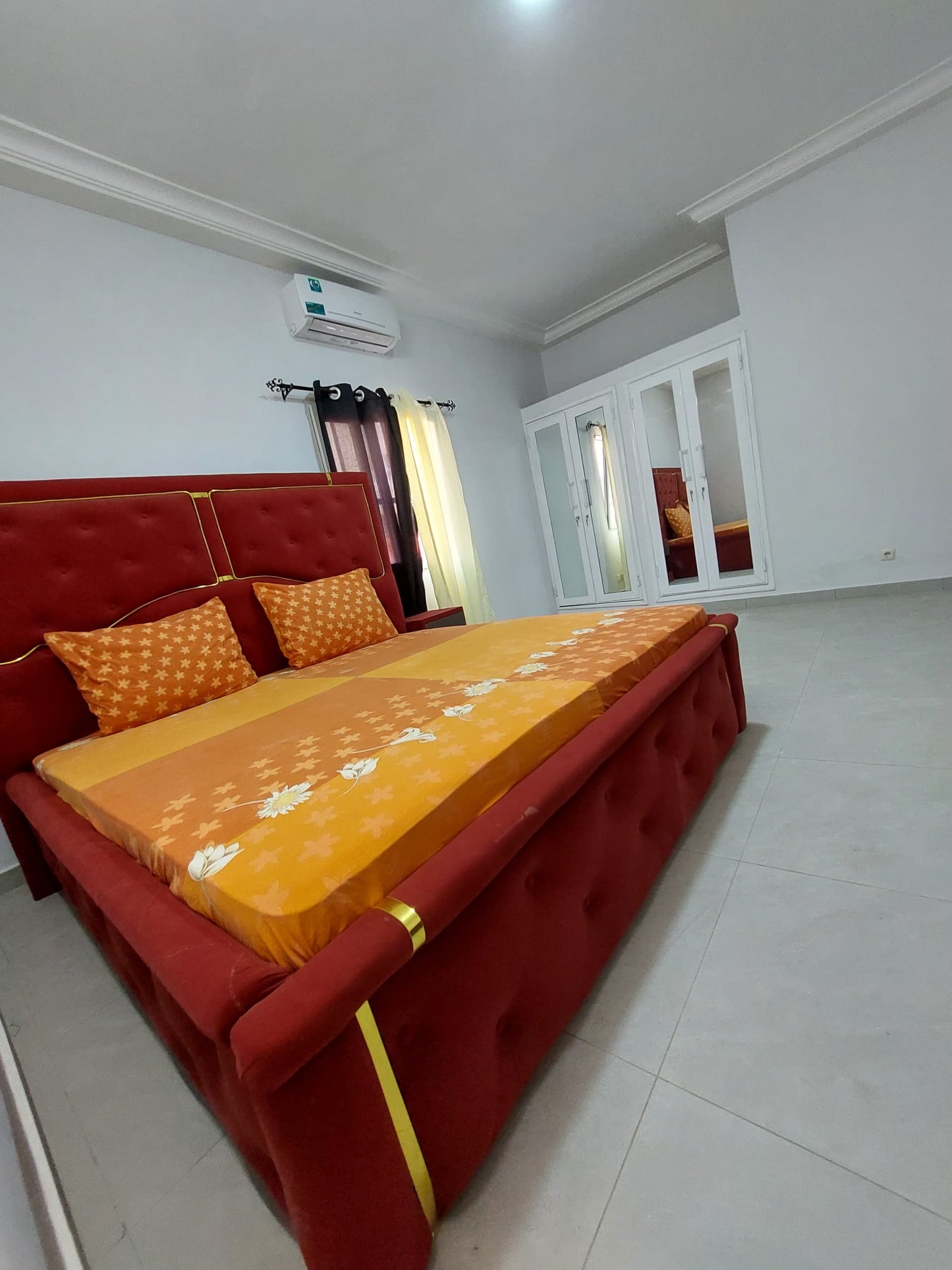 À LOUER – VILLA MEUBLÉE 4 PIÈCES (3 CHAMBRES SALON) AVEC PISCINE ET JARDIN À KPOGAN