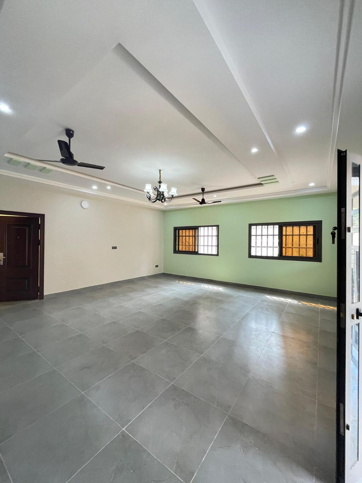 KPOGAN – VILLA 6 CHAMBRES À LOUER À 400 000 FCFA/MOIS