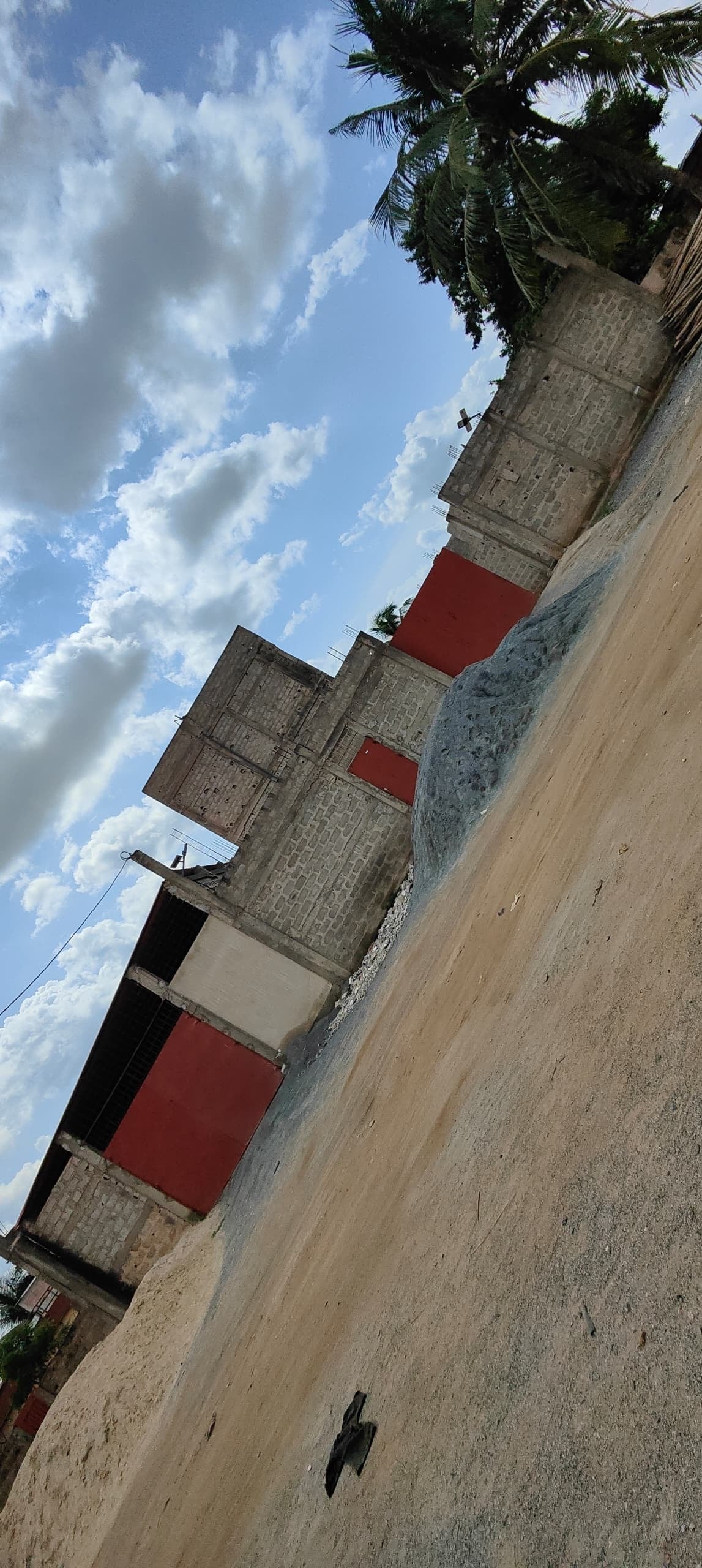 UN IMMEUBLE ET ENTREPÔT À VENDRE À AGOÈ VAKPOSSITO – CAMP GP